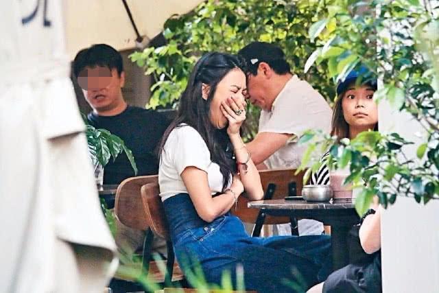 有富二代男友支持薛凱琪過得很輕鬆？和助理喝下午茶玩自拍~
