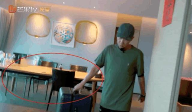 Jasper家到底多有錢？陳小春給應采兒收拾行李時，鏡頭不小心暴露
