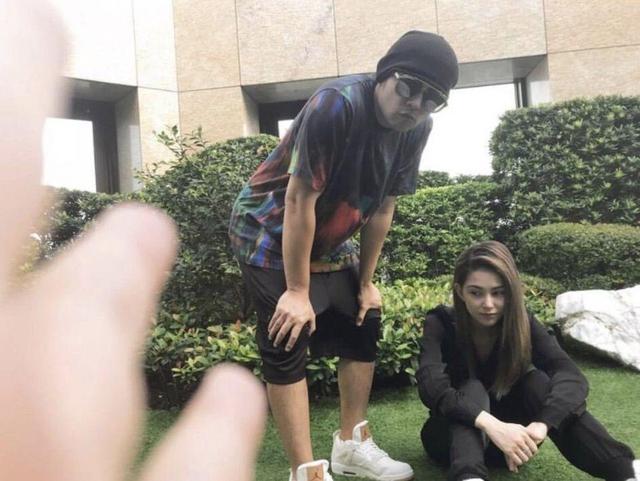 天王周董大女兒正面照爆光，五官顏值差距太大，網友：還好像媽媽！