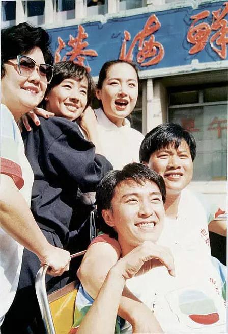 萬梓良60歲前妻恬妞近照，臉色紅潤有光澤，活潑起來像個孩子！