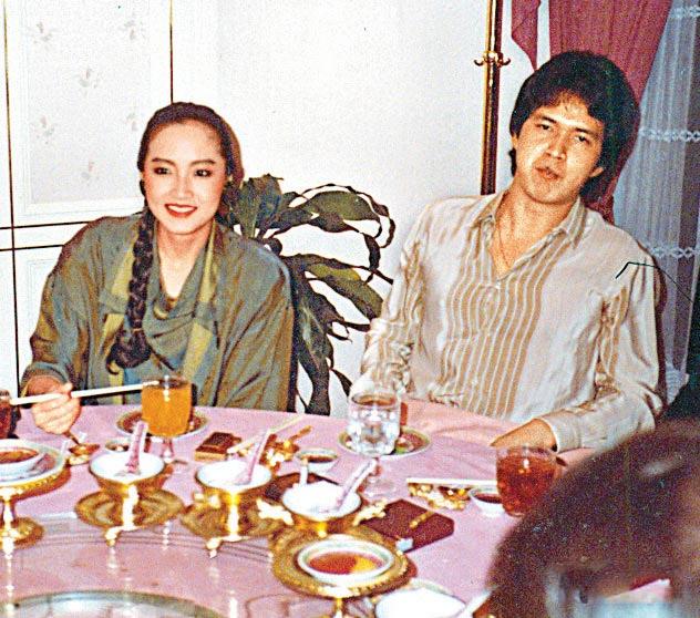 萬梓良60歲前妻恬妞近照，臉色紅潤有光澤，活潑起來像個孩子！