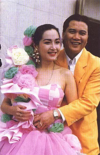 萬梓良60歲前妻恬妞近照，臉色紅潤有光澤，活潑起來像個孩子！