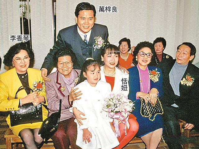 萬梓良60歲前妻恬妞近照，臉色紅潤有光澤，活潑起來像個孩子！