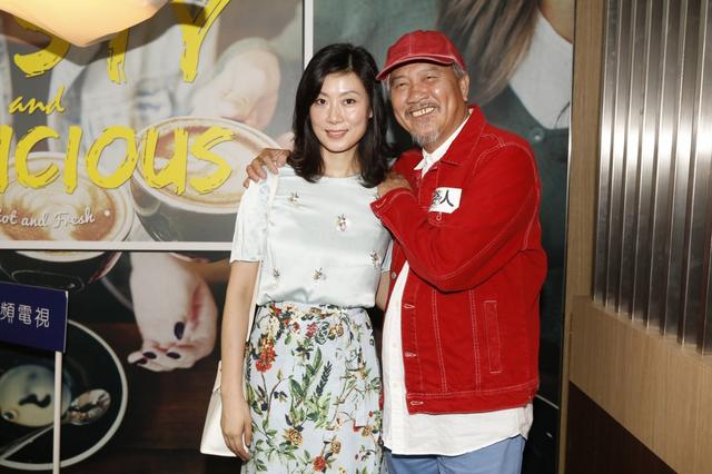 萬梓良60歲前妻恬妞近照，臉色紅潤有光澤，活潑起來像個孩子！