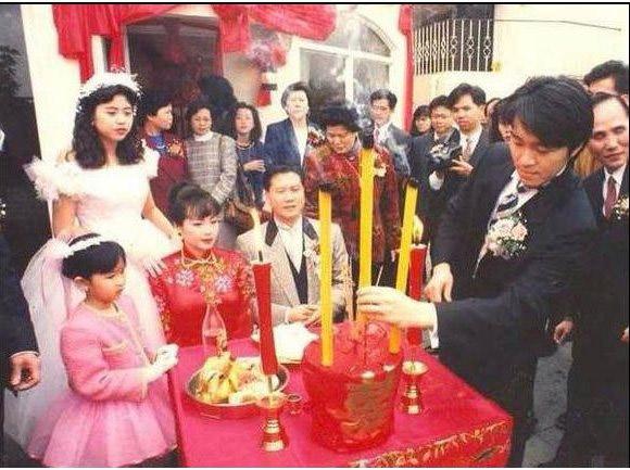 萬梓良60歲前妻恬妞近照，臉色紅潤有光澤，活潑起來像個孩子！