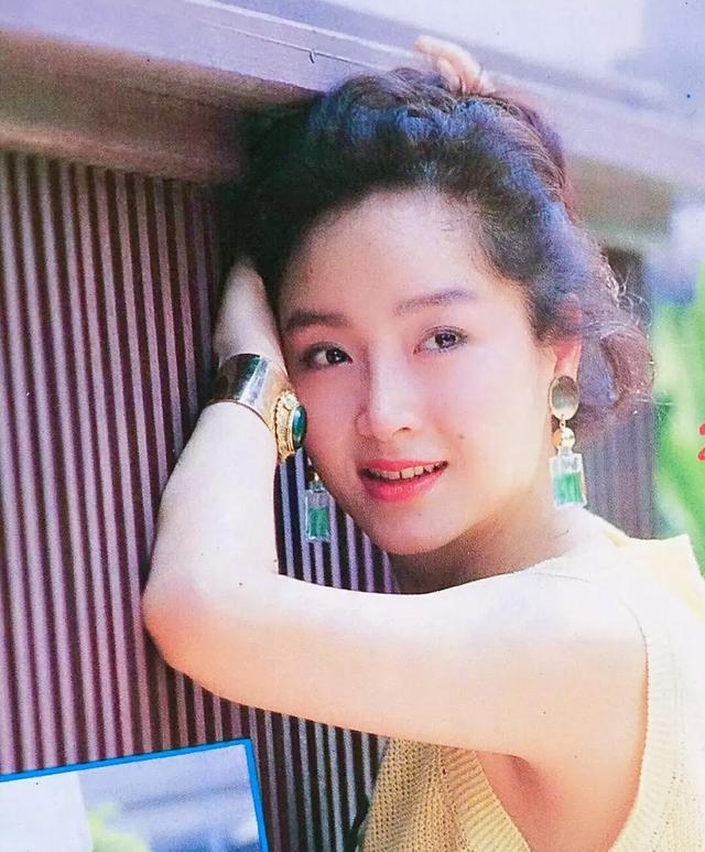 萬梓良60歲前妻恬妞近照，臉色紅潤有光澤，活潑起來像個孩子！