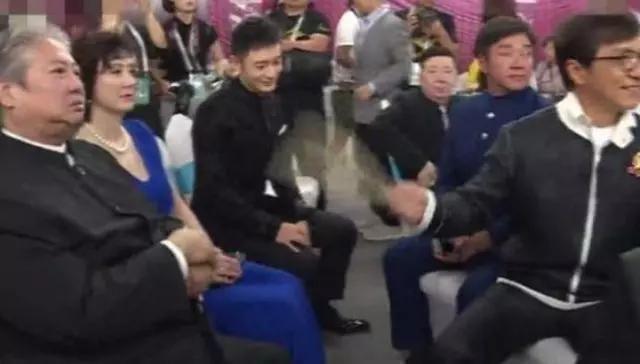 洪金寶前妻和現任妻子罕見同框，滿滿的火藥味，前妻臉色好難看！