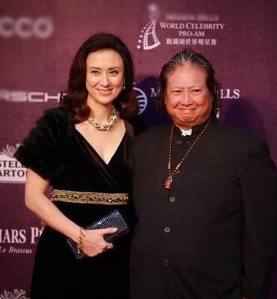 洪金寶前妻和現任妻子罕見同框，滿滿的火藥味，前妻臉色好難看！