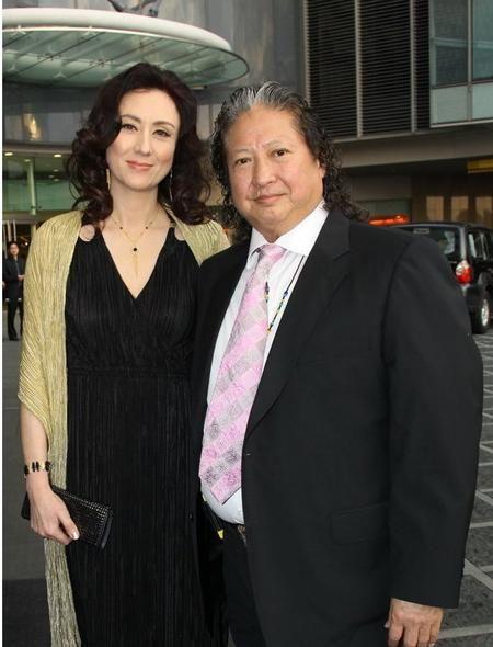 洪金寶前妻和現任妻子罕見同框，滿滿的火藥味，前妻臉色好難看！