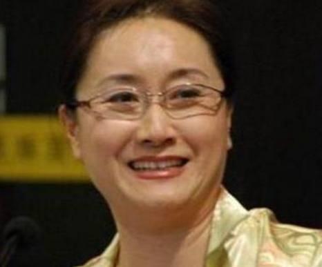洪金寶前妻和現任妻子罕見同框，滿滿的火藥味，前妻臉色好難看！