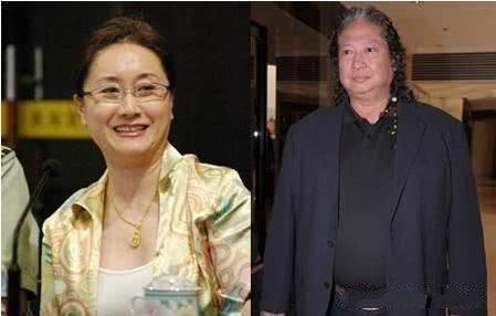 洪金寶前妻和現任妻子罕見同框，滿滿的火藥味，前妻臉色好難看！