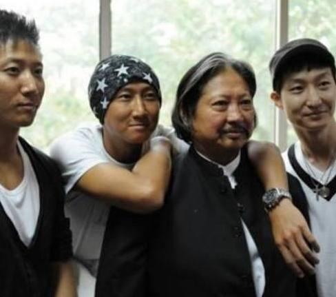 洪金寶前妻和現任妻子罕見同框，滿滿的火藥味，前妻臉色好難看！