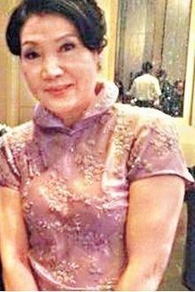 洪金寶前妻和現任妻子罕見同框，滿滿的火藥味，前妻臉色好難看！