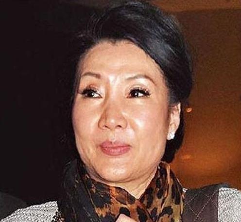 洪金寶前妻和現任妻子罕見同框，滿滿的火藥味，前妻臉色好難看！