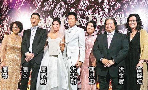 洪金寶前妻和現任妻子罕見同框，滿滿的火藥味，前妻臉色好難看！