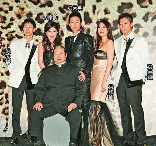 洪金寶前妻和現任妻子罕見同框，滿滿的火藥味，前妻臉色好難看！