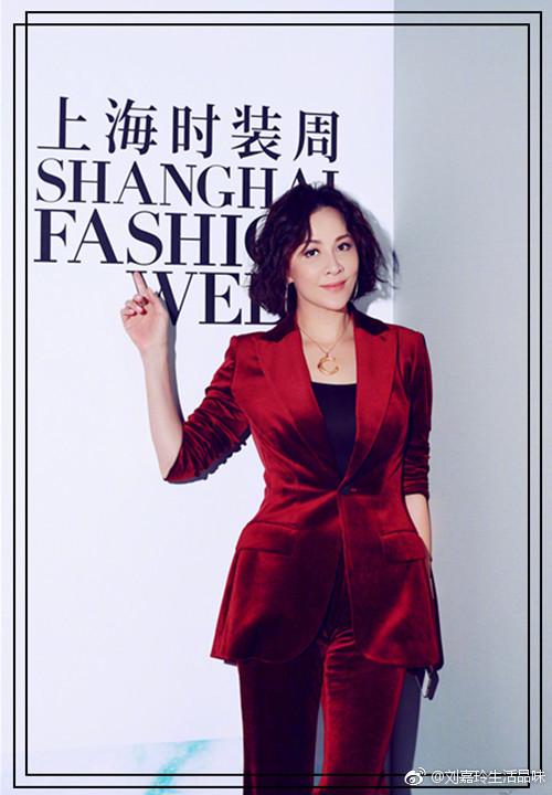 劉嘉玲出席活動沒有化妝師，她自己動手化妝太驚艷！
