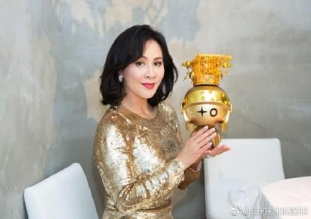 劉嘉玲出席活動沒有化妝師，她自己動手化妝太驚艷！