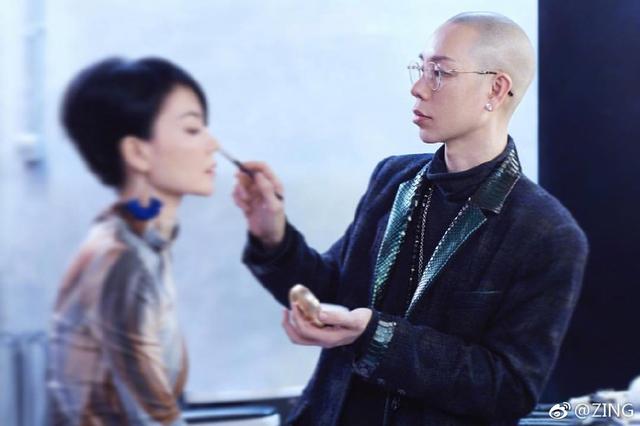 劉嘉玲出席活動沒有化妝師，她自己動手化妝太驚艷！
