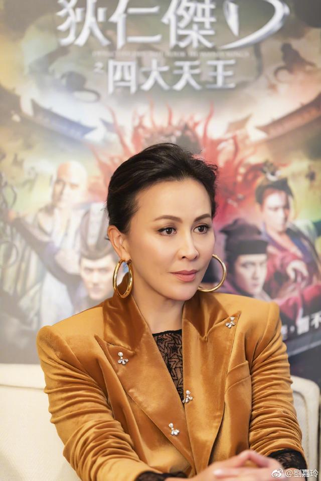 劉嘉玲出席活動沒有化妝師，她自己動手化妝太驚艷！