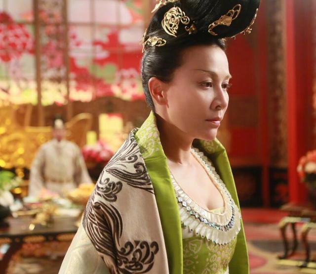 劉嘉玲出席活動沒有化妝師，她自己動手化妝太驚艷！