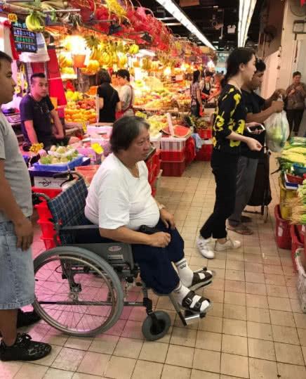 【越來越大~】肚子上的游泳圈該減了！洪金寶外出老婆緊跟著全程照顧~