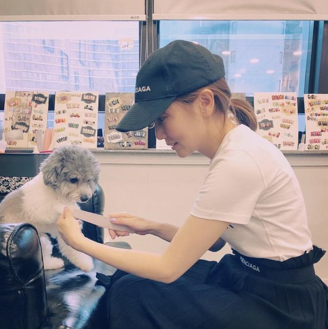 曾經的TVB綠葉去年嫁給紅極一時的歌手，如今自稱是「變態媽媽」！
