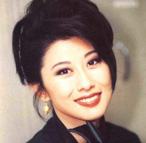  57歲葉倩文全家近照，身材容貌一點沒變，33歲兒子比老爸還帥