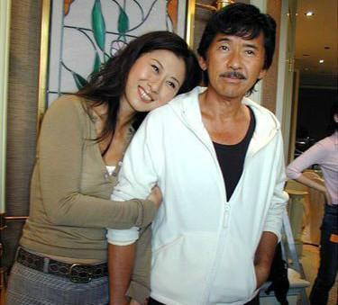  57歲葉倩文全家近照，身材容貌一點沒變，33歲兒子比老爸還帥