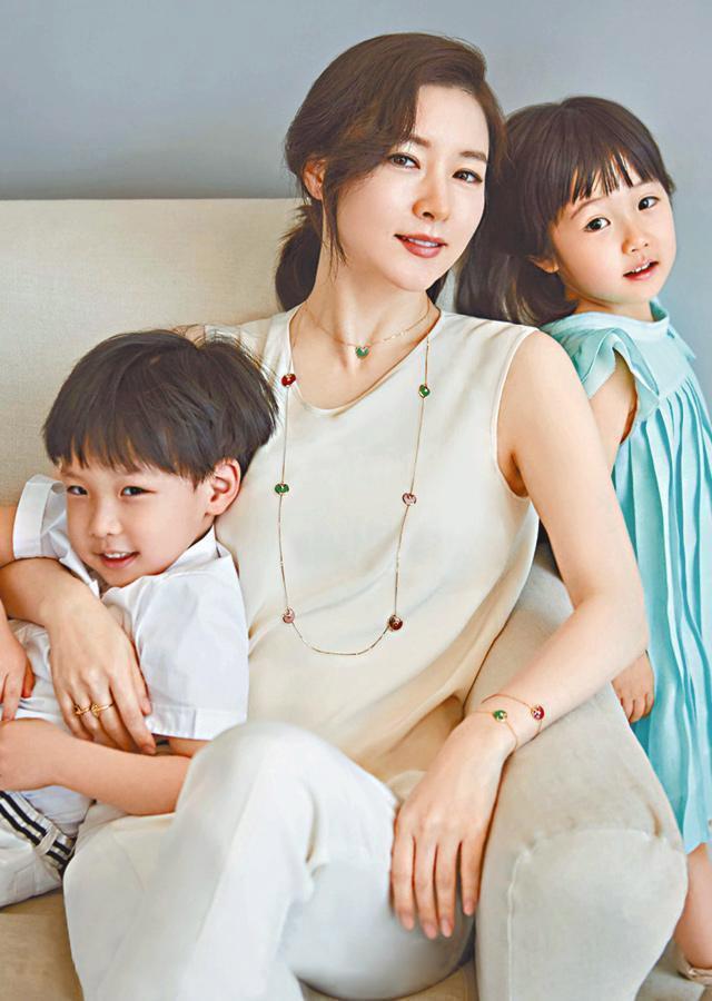 媒體曝47歲李英愛將帶女兒參加節目，7歲女兒甜美可愛顏值很高！