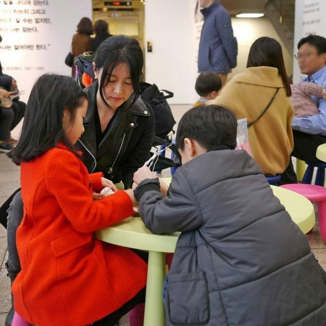 媒體曝47歲李英愛將帶女兒參加節目，7歲女兒甜美可愛顏值很高！