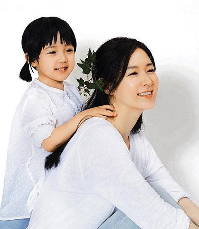 媒體曝47歲李英愛將帶女兒參加節目，7歲女兒甜美可愛顏值很高！