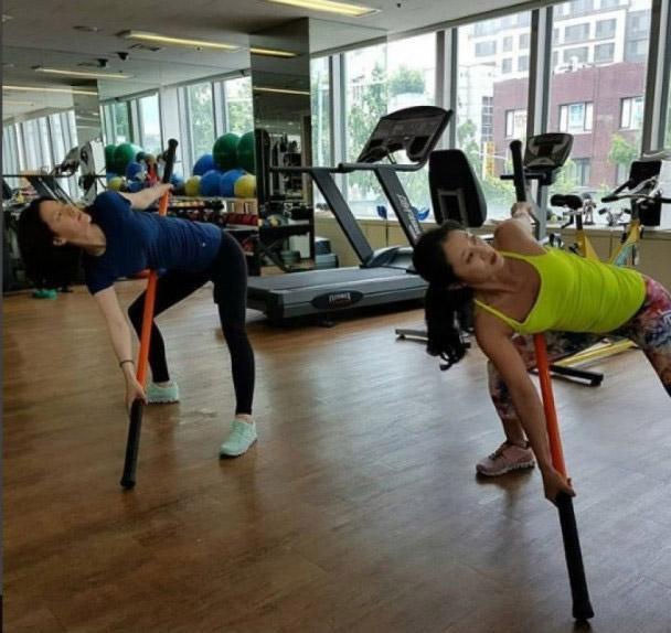 媒體曝47歲李英愛將帶女兒參加節目，7歲女兒甜美可愛顏值很高！