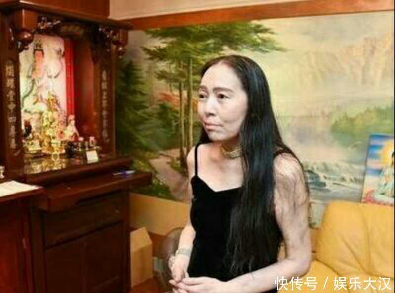 61歲的她5婚5離，找25歲「小鮮肉」男友敗光8億家產，家暴鼻樑骨折！