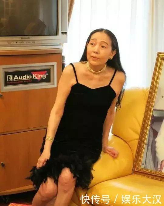 61歲的她5婚5離，找25歲「小鮮肉」男友敗光8億家產，家暴鼻樑骨折！