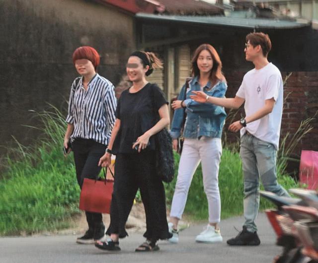 鄧麗欣已融入男友的生活圈，王子在大街上忍不住撩女友！