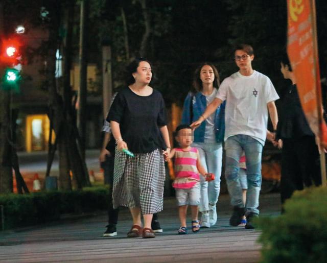 鄧麗欣已融入男友的生活圈，王子在大街上忍不住撩女友！