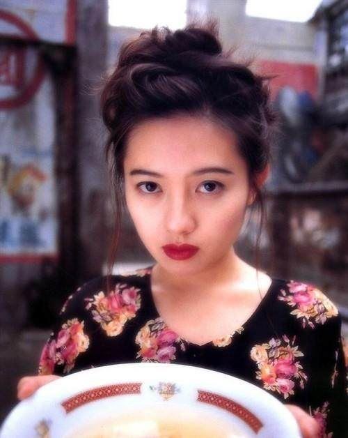 52歲李麗珍20歲女兒近照被拍到，竟然比媽咪還漂亮，怪不得被網友稱為「最美星二代」！