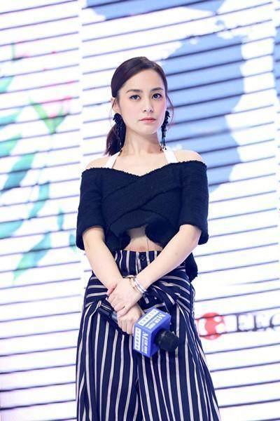 阿嬌衣品大變！穿的像個高中生，但網友卻盯著她肚子上的淤青不放