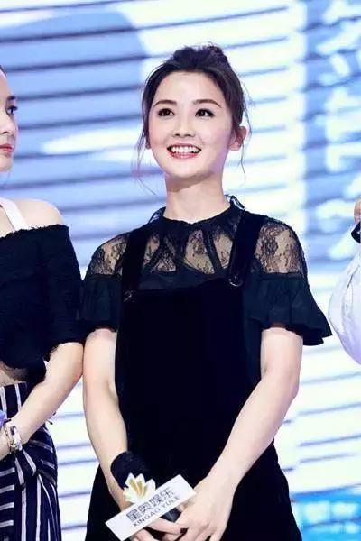 阿嬌衣品大變！穿的像個高中生，但網友卻盯著她肚子上的淤青不放