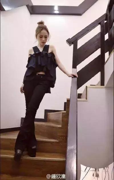 阿嬌衣品大變！穿的像個高中生，但網友卻盯著她肚子上的淤青不放