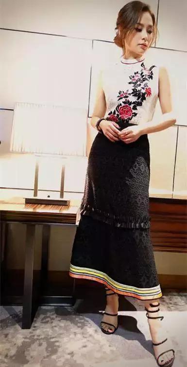 阿嬌衣品大變！穿的像個高中生，但網友卻盯著她肚子上的淤青不放