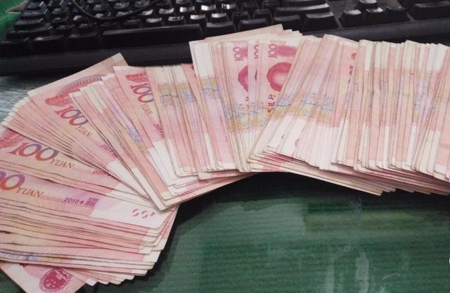鄉下公婆突然來家裡住，他們回去後我收拾房間，一筆錢在枕頭底下