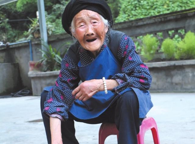 三個兒女外地成家，老人身穿破舊找他們，結果讓老人泣不成聲