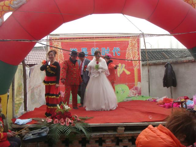 婚禮上公婆穿著髒破衣服，送一袋土雞蛋做賀禮，打開我熱淚盈眶
