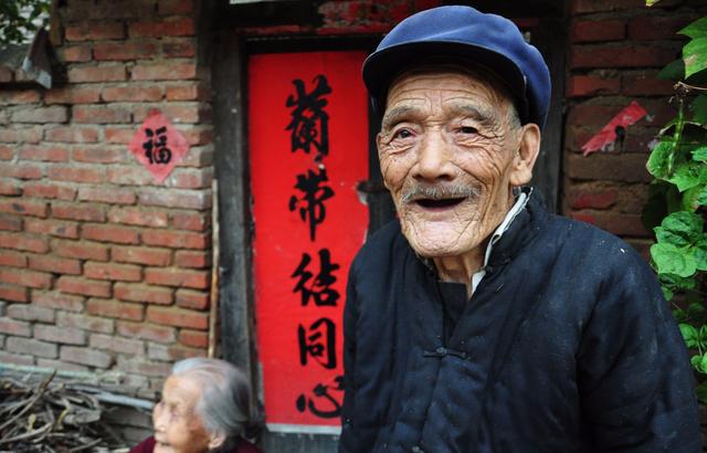 公婆來城裡玩幾天，走後我滿屋找數據線，拿起枕頭我熱淚盈眶