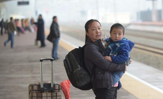 媽給陌生母子六百元，路人說她傻，沒幾天她暈倒，母子及時出現