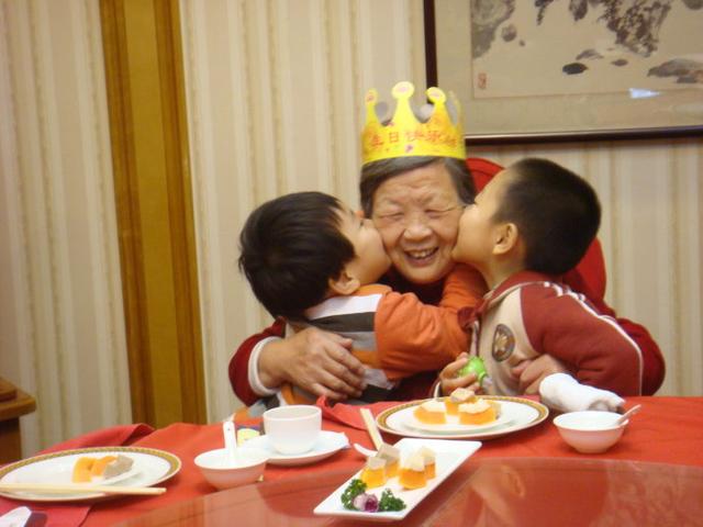 冒雪進城給孫子慶生，打掃廚房後聽見兒子對話，聽完我泣不成聲