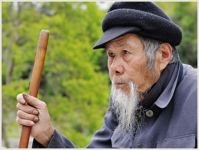 老人慾娶保姆為妻，兒子反對把老人氣暈，保姆一番話讓他泣不成聲