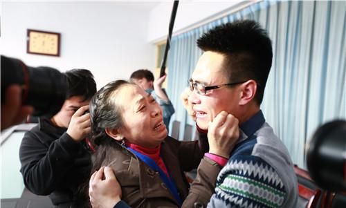 老人慾娶保姆為妻，兒子反對把老人氣暈，保姆一番話讓他泣不成聲